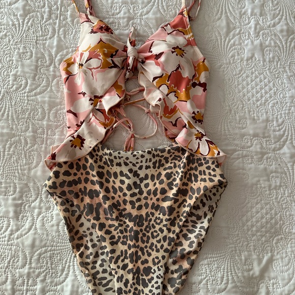 Power 2 The Flower Carly One Piece Swimsuit Size Small - Picture 6 of 7